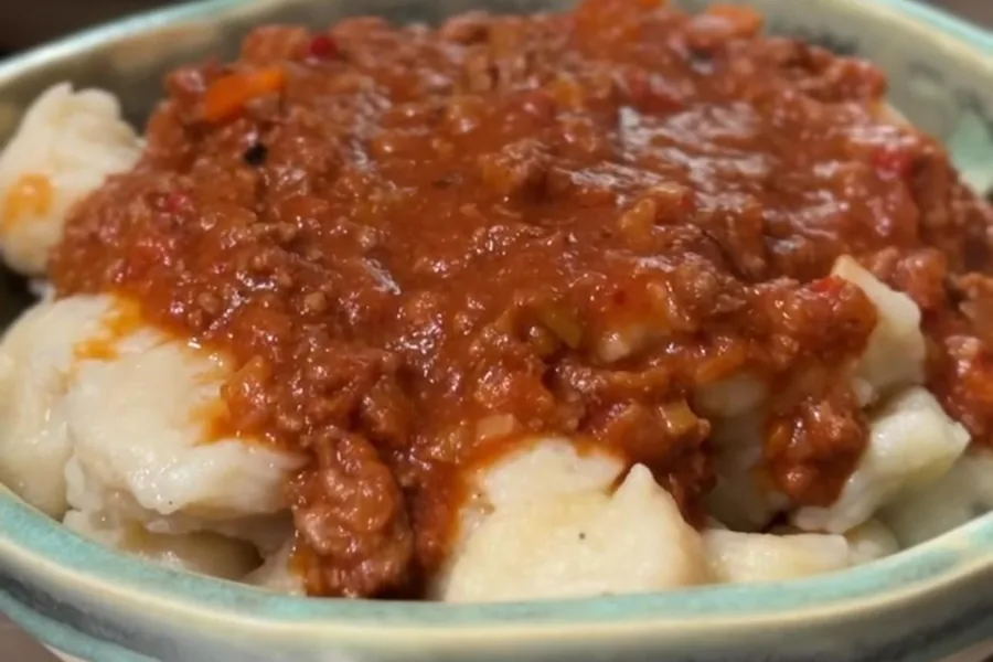 Homemade ñoquis with bolognese sauce at ARAU